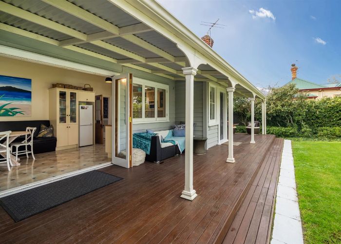  at 9 Waterview Road, Stanley Point, Auckland