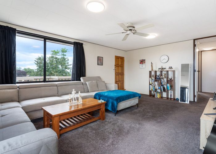  at 2/2 Grenadine Place, Unsworth Heights, North Shore City, Auckland