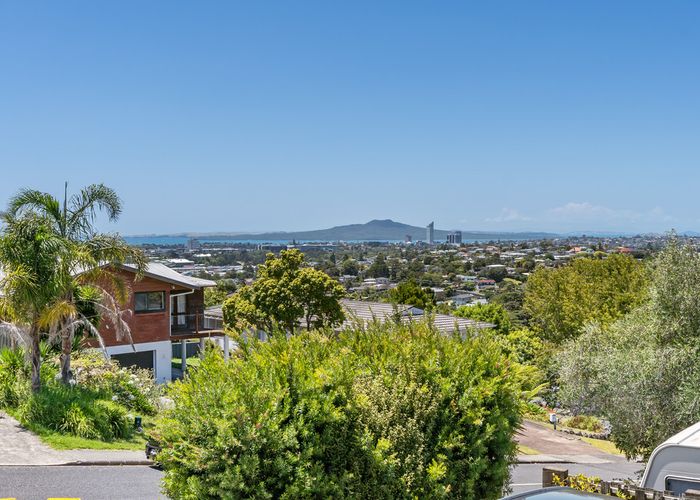  at 2/1 Woodcote Drive, Glenfield, Auckland
