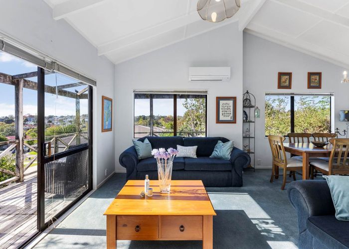  at 2/31 Glenview Road, Glen Eden, Auckland