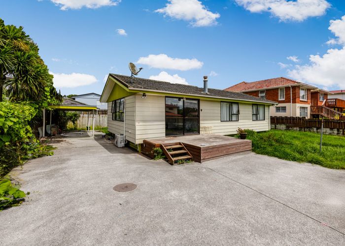  at 2 Harrington Road, Henderson, Waitakere City, Auckland