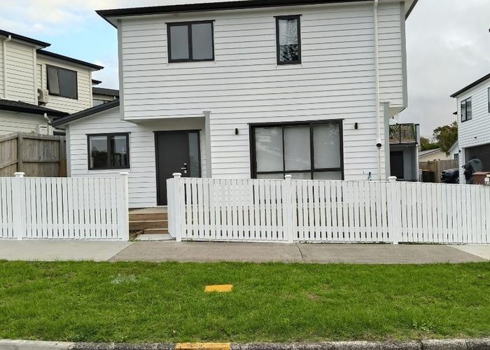  at 13E Windermere cres, Blockhouse Bay, Auckland City, Auckland