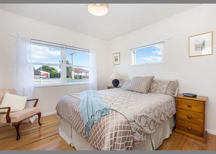  at 1/136 Chivalry Road, Glenfield, Auckland