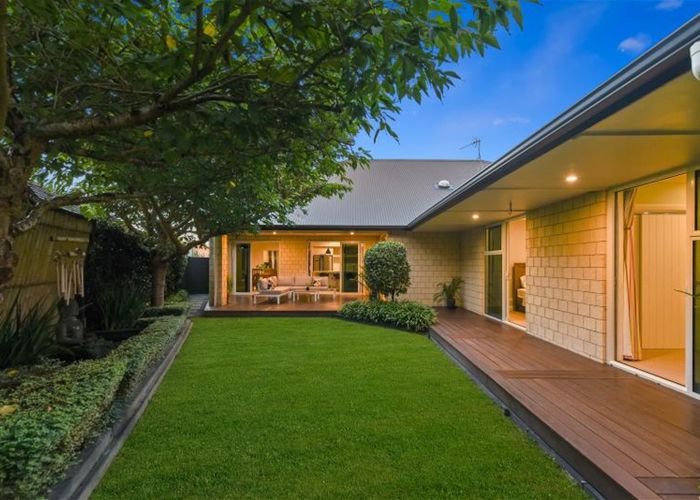  at 8 Connor Court, Huntington, Hamilton