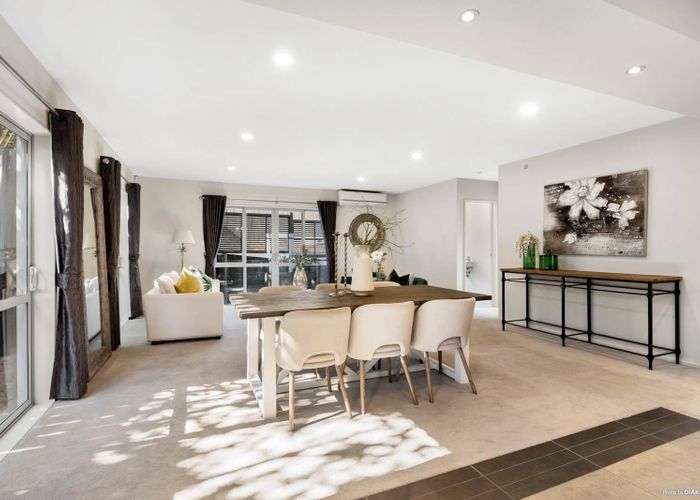  at 9 Oak Manor Drive, Albany, Auckland