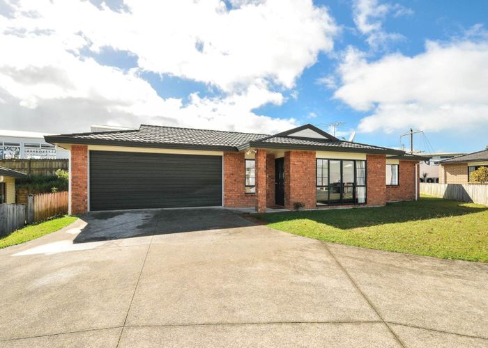  at 4/11 Roanoke Way, Albany, Auckland