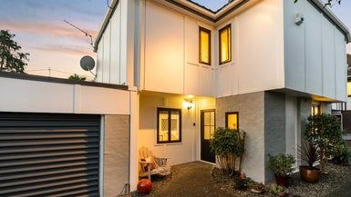  at 2/22 Church Street, Northcote Point, Auckland
