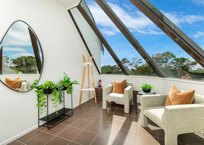  at 2/5 Dalmeny Close, Murrays Bay, Auckland