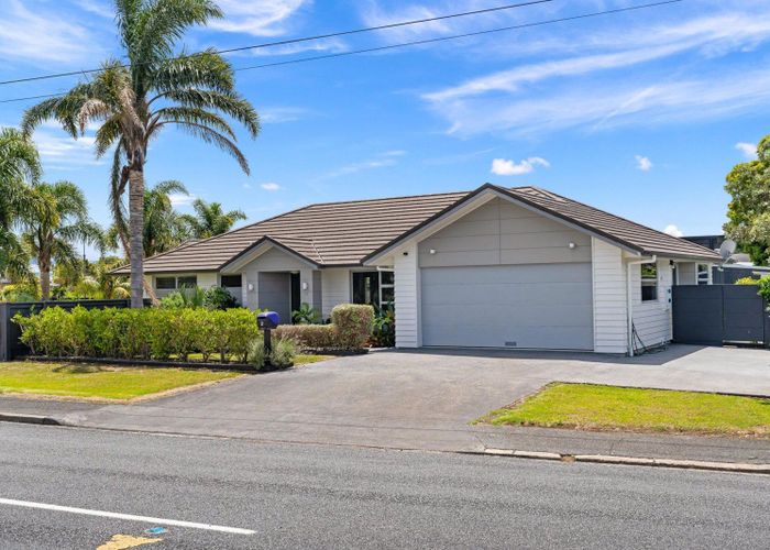  at 2 Paradise Point Place, One Tree Point