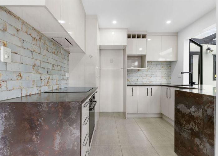  at 1/11 Bronzewing Terrace, Unsworth Heights, Auckland