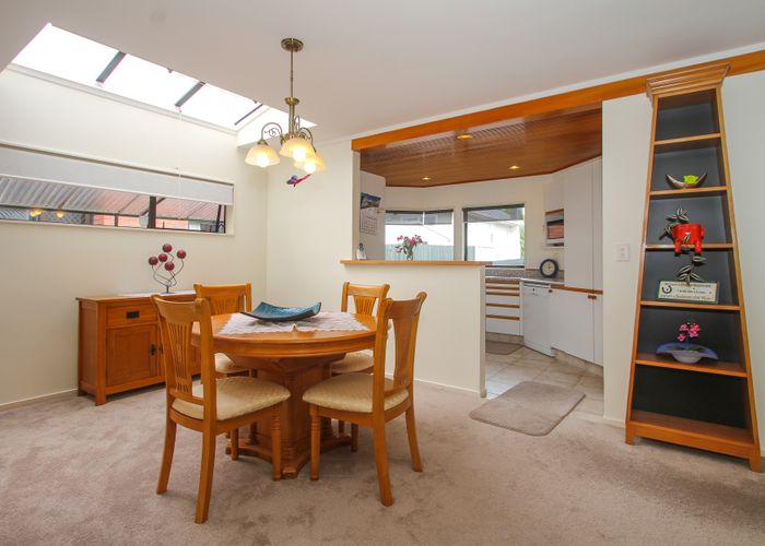  at 2/41 SHAKESPEARE RD, Milford, Auckland