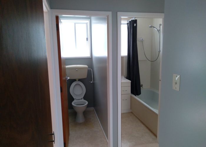  at 1/74 Chivalry Road, Glenfield, Auckland