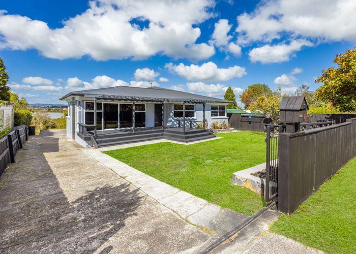  at 6 Lucas Place, Weymouth, Manukau City, Auckland