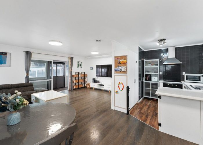  at 33A Lilburn Crescent, Massey West, Waitakere City, Auckland