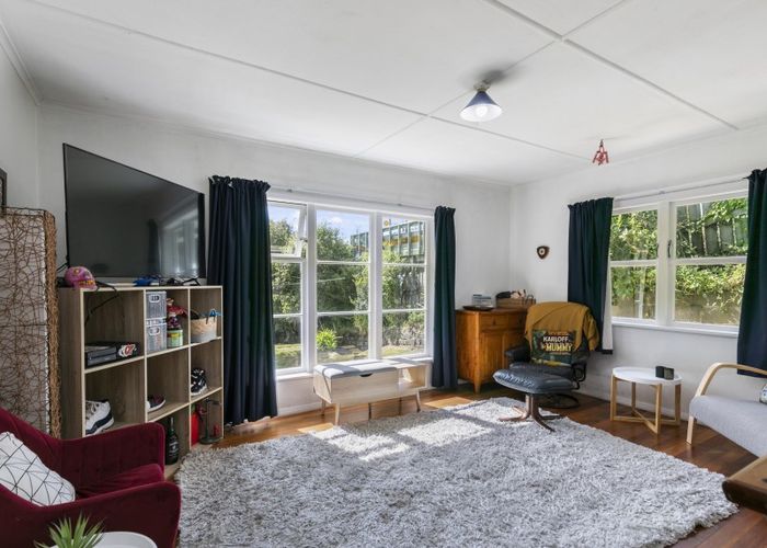 at 138 Miromiro Road, Normandale, Lower Hutt