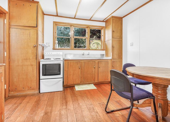 at 6 Watts Crescent, Hamilton East, Hamilton