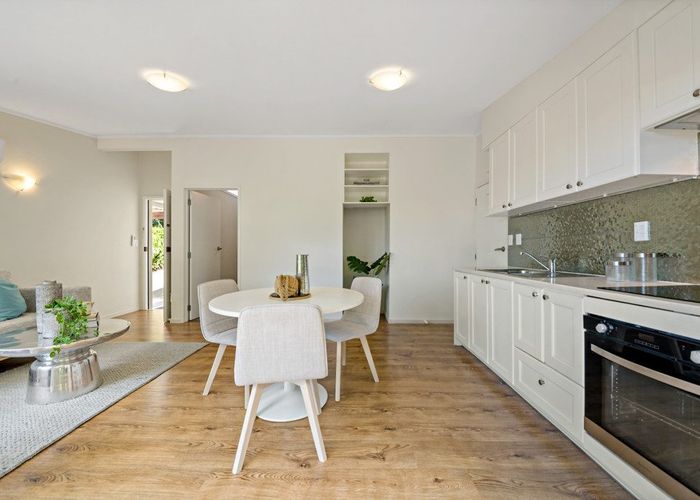  at 2/64 Exmouth Road, Northcote, Auckland