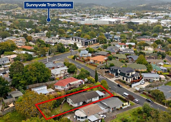  at 2/18 Wattle Road, Sunnyvale, Auckland