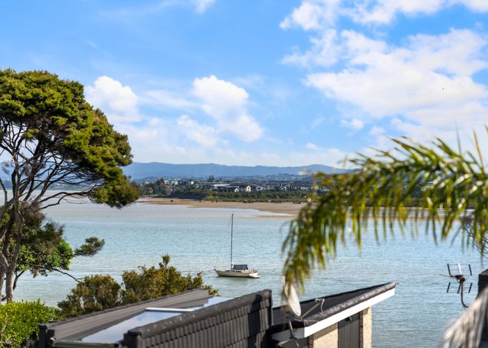  at 9 Amelia Place, Beach Haven, North Shore City, Auckland