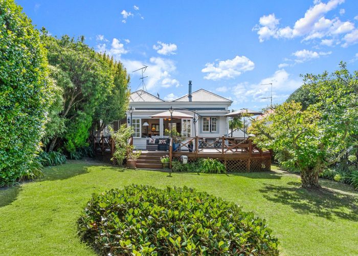  at 32 Summer Street, Stanley Point, Auckland