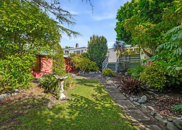  at 25 Lowtherhurst Road, Massey, Waitakere City, Auckland