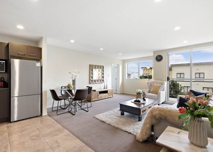  at 4/1 Gracechurch Drive, Flat Bush, Manukau City, Auckland