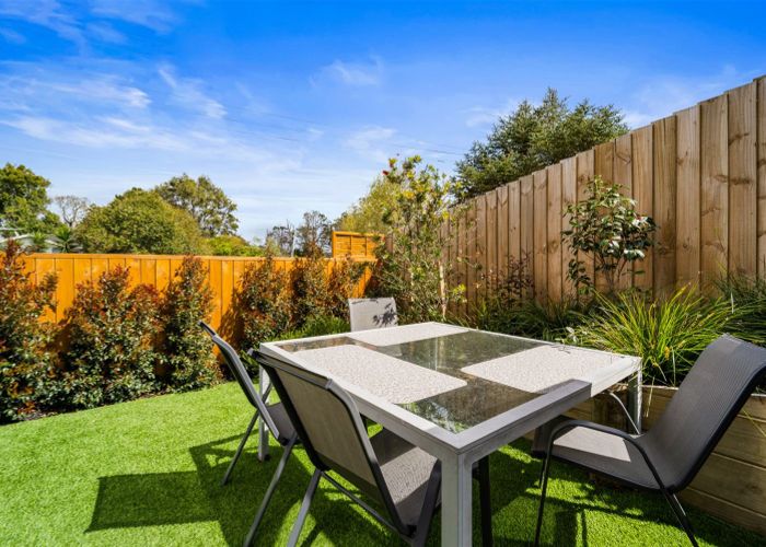 at 2/102 Millbrook Road, Sunnyvale, Auckland