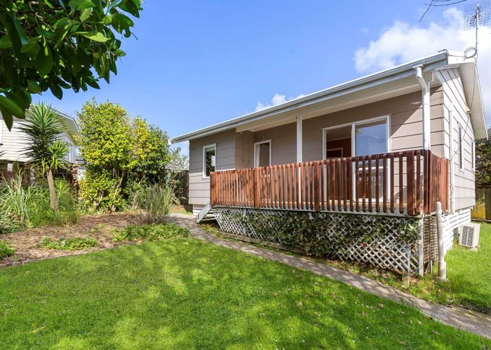  at 2/4 Ashbourne Place, Glendene, Auckland