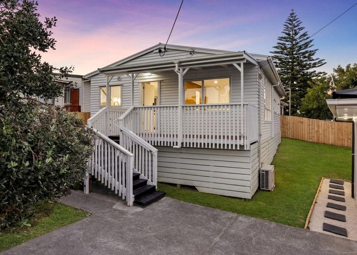  at 1/2 Enderby Drive, Te Atatu Peninsula, Waitakere City, Auckland