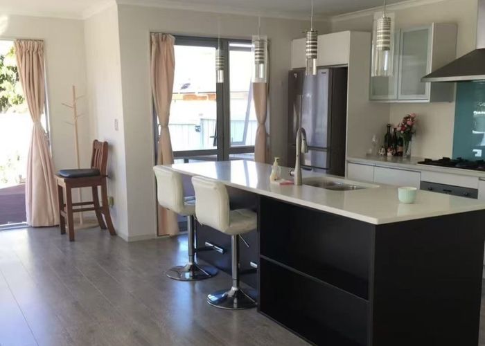  at 35 South Kensington Way, Henderson, Waitakere City, Auckland