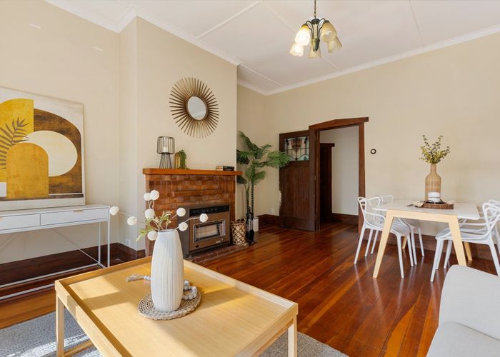  at 8 Pembroke Lane, Hamilton Lake, Hamilton