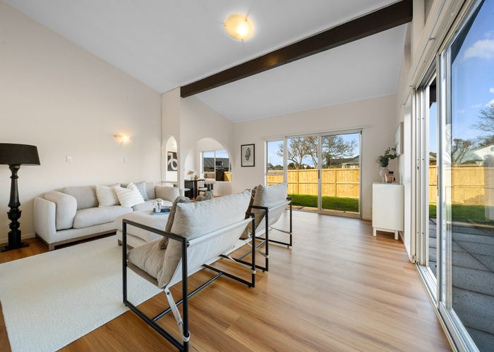  at 2/30 Whiteacres Drive, Sunnyhills, Manukau City, Auckland