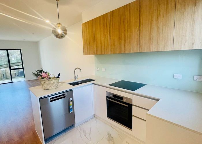  at 2/26 Springvale Drive, Albany, North Shore City, Auckland