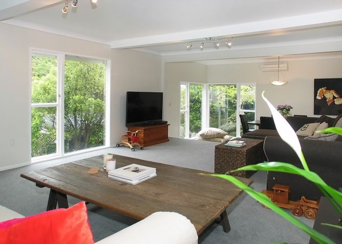  at 8 Discovery Drive, Whitby, Porirua