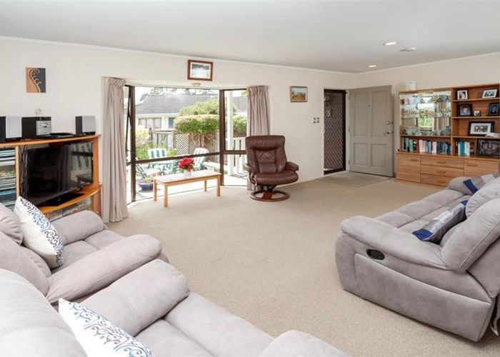  at 2 Kenwick Place, Burswood, Auckland