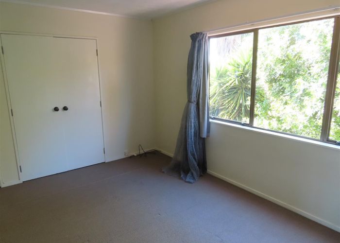  at 2/33 Curacao Place, Half Moon Bay, Auckland