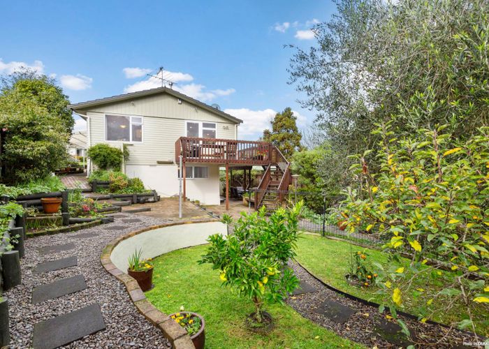 Free property data for 67 Holland Road, Hillcrest, Auckland homes.co.nz