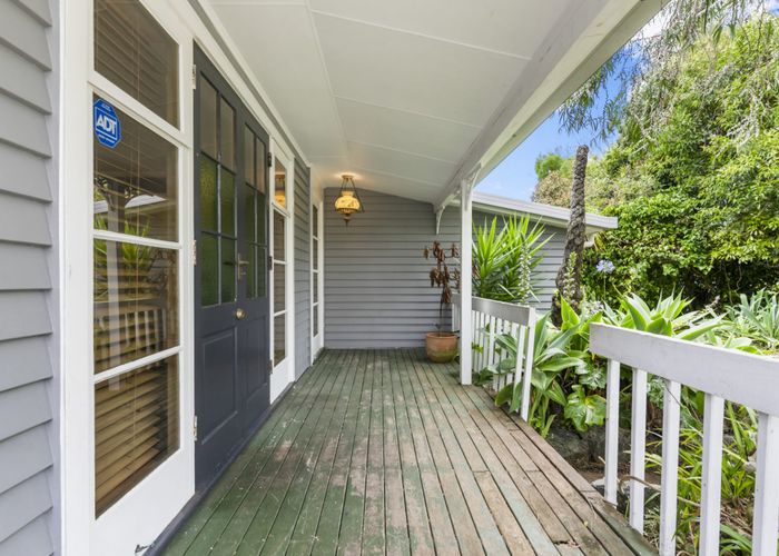  at 9 Kamaka Road, Mangere Bridge, Auckland