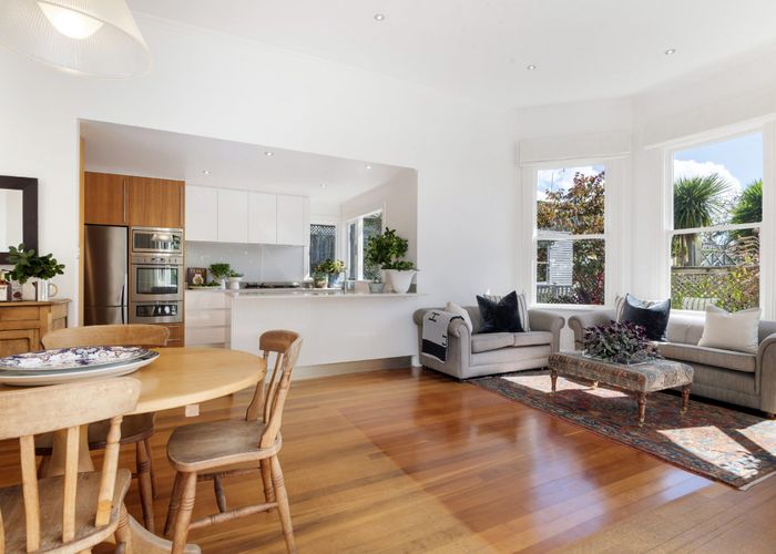  at 6 Glade Place, Birkenhead, North Shore City, Auckland