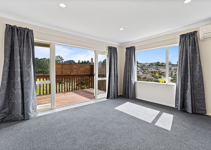  at 16 Meharg Place, Fairview Heights, Auckland