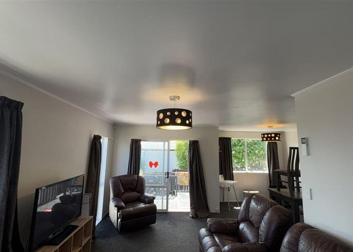  at 2/4 Silver Creek Road, Weymouth, Manukau City, Auckland