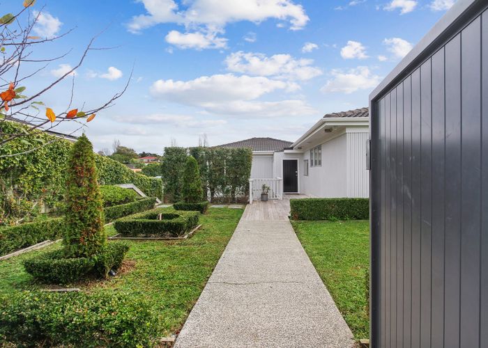  at 2/11 Ripon Crescent, Meadowbank, Auckland