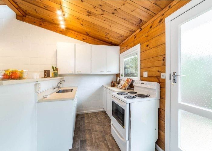  at 2/15 Selwyn Crescent, Forrest Hill, North Shore City, Auckland