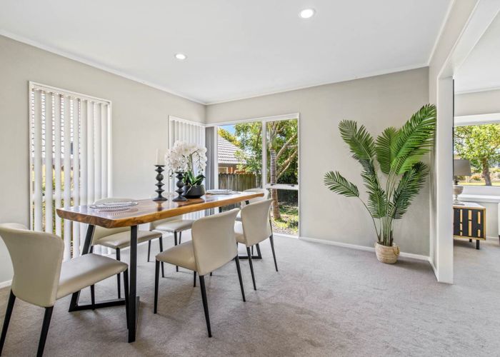  at 7 Bampton Rise, Northpark, Auckland