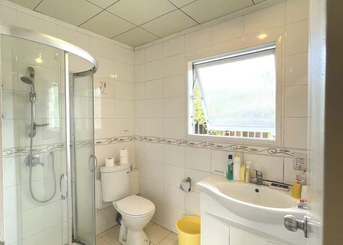  at 32 Preston Ave, Henderson, Waitakere City, Auckland