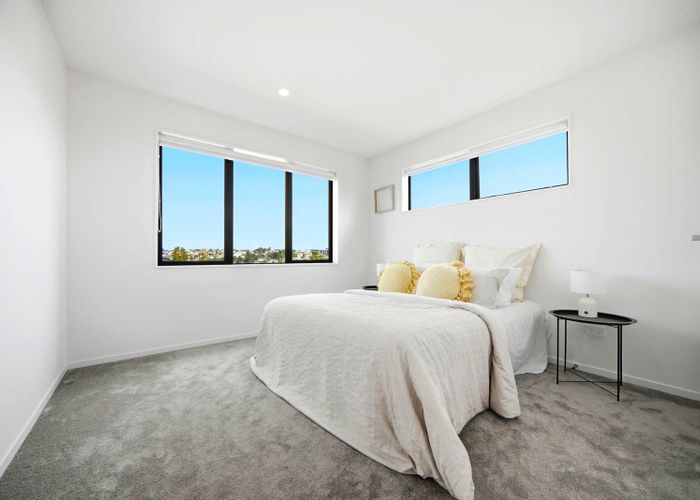  at 33E Garadice Road, Rothesay Bay, North Shore City, Auckland