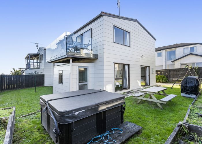  at 2/27 Florence Daly Place, Mount Roskill, Auckland