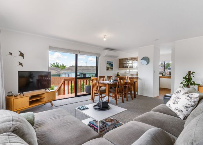  at 2/136 Barrack Road, Mount Wellington, Auckland