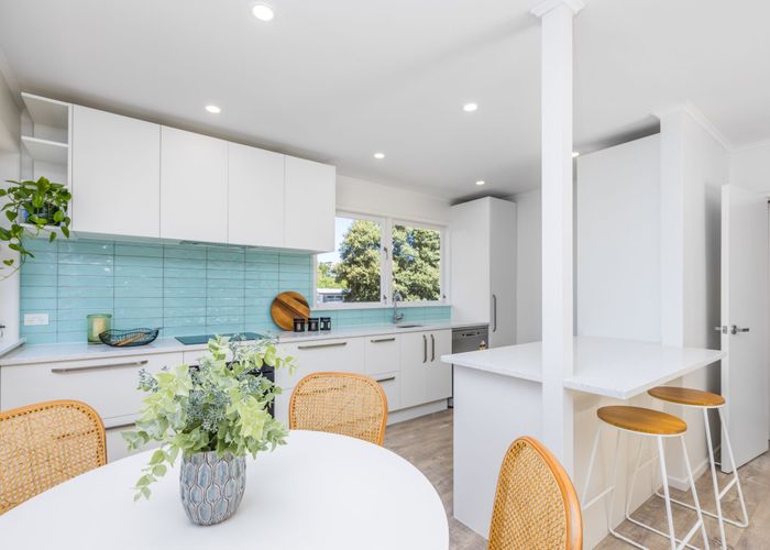  at 33 Compton Street, Hillcrest, Auckland