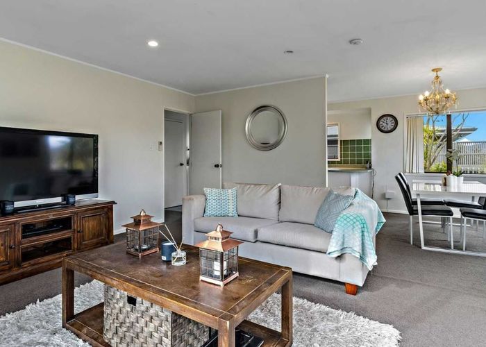  at 2/31 Rangeview Road, Sunnyvale, Auckland